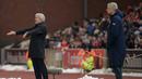 Pelatih Arsenal, Arsene Wenger (kanan) dan Pelatih Stoke City, Mark Hughes memberikan semangat kepada pemainnya pada lanjutan Liga Premier Inggris di Stadion Britannia, Stoke-on-Trent, Minggu (17/1/2016).  (AFP Photo/Oli Scarff)