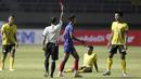 Bek Arema FC, Johan Ahmat Farizi (tengah) mendapat kartu merah dari wasit Mochammad Adung saat menghadapi Barito Putera dalam laga matchday ke-2 Grup A Piala Menpora 2021 di Stadion Manahan, Solo, Kamis (25/3/2021). Arema FC kalah 1-2 dari Barito Putera. (Bola.com/Arief Bagus)