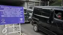 Pengendara melihat papan sosialisasi uji coba pembatasan lalu lintas ganjil-genap terpasang di underpass Dukuh Atas, Jakarta, Senin (25/7). Penerapan sistem ganjil-genap akan dimulai pada 27 Juli hingga 26 Agustus 2016. (Liputan6.com/Yoppy Renato)