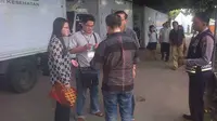 Keluarga korban AirAsia menunggu proses di RS Bhayangkara Polda Jatim, Surabaya. (Liputan6.com/Dian Kurniawan)