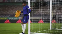 Bek Chelsea, Thiago Silva memegang kaos Wolverhampton Wanderers usai pertandingan lanjutan Liga Inggris di Stadion Molineux di Wolverhampton, Inggris, Rabu (16/12/2020). Chelsea kalah 1-2 atas Wolverhampton Wanderers. (Michael Steele / Pool via AP)