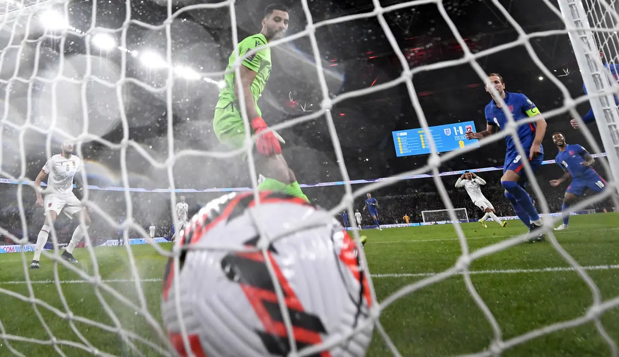 Inggris benar-benar mengubur habis harapan Albania untuk menyamakan kedudukan. Gol keempat datang pada menit ke-33. Lagi-lagi, Harry Kane (kanan kedua) sukses mengoyak gawang Thomas Strakosha untuk kedua kalinya. (AFP/Glyn Kirk)
