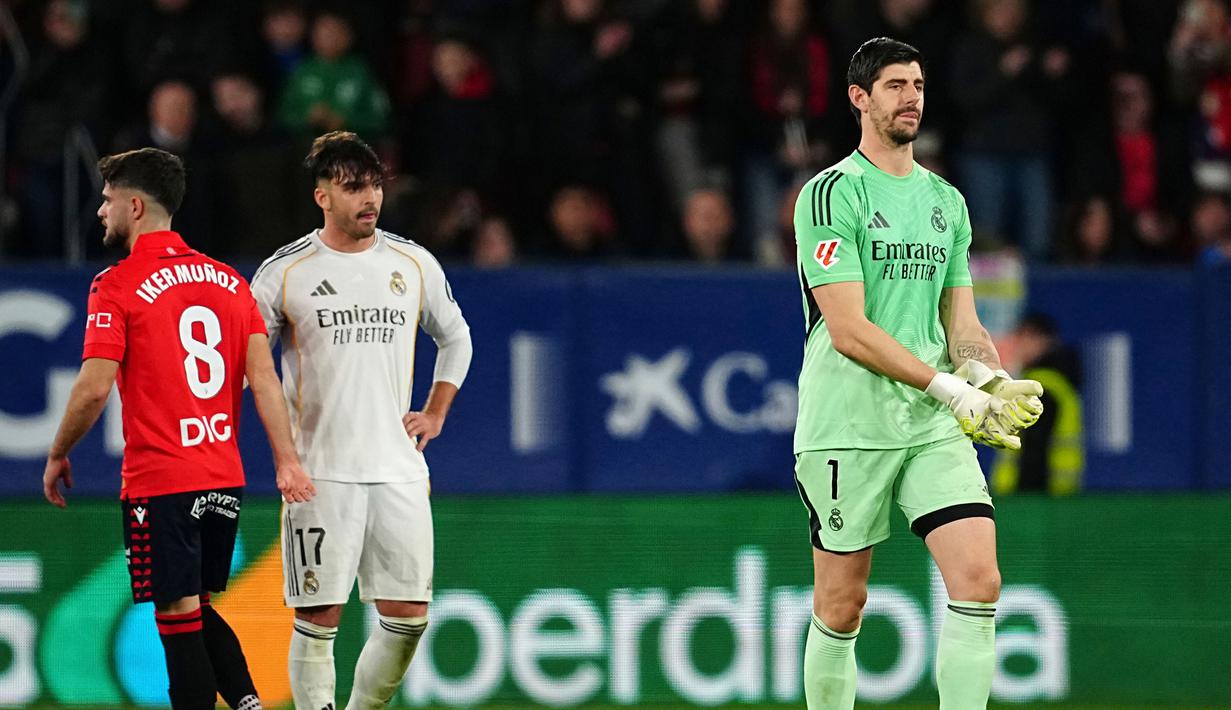Raut kecewa kiper Real Madrid, Thibaut Courtois setelah timnya kalah dari Osasuna dalam laga lanjutan Liga Spanyol di El Sadar Stadium, Pamplona, Spanyol, Sabtu (21/02/2026) waktu setempat. (AP Photo/Miguel Oses)