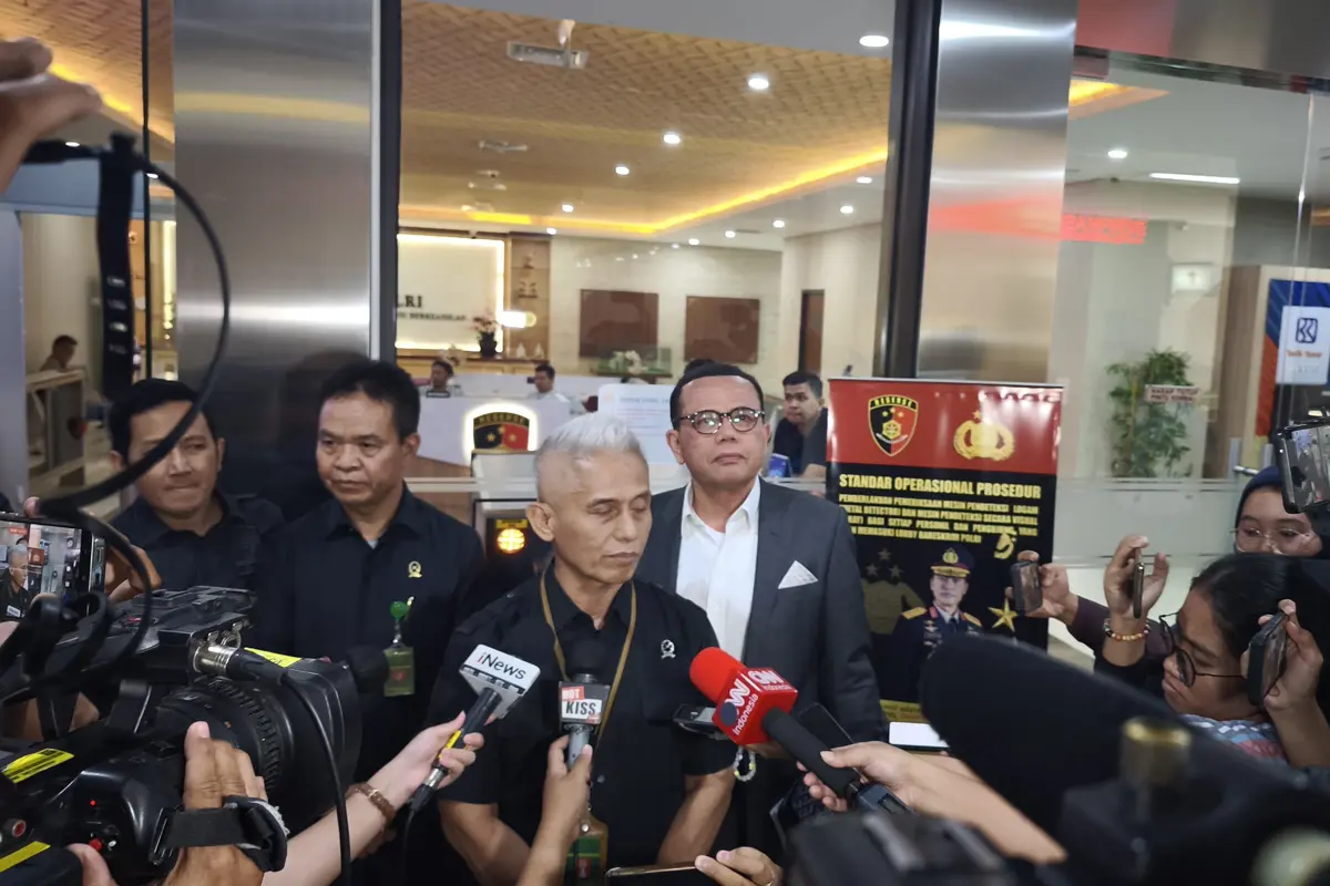 Humas Pengadilan Negeri Jakarta Utara (PN Jakut) Maryono resmi melaporkan pengacara Razman Arif Nasution dan kawan-kawannya (dkk) ke Bareskrim Polri, Jakarta, Selasa (11/2/2025). (Liputan6.com/Nanda Perdana Putra)