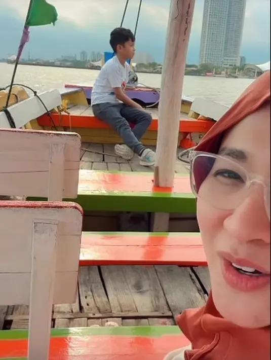 Okie tampak senang bisa mendampingi putranya menikmati liburan. Meski sempat bermasalah, keduanya terlihat baik-baik saja. [Instagram/okieagustina_]