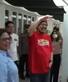 Di rumah ini ada seperti mini lobi untuk menyambut tamu yang datang. Ini potret ketika rumah Andy F Noya disambangi Gubernur Jawa Tengah, Ganjar Pranowo. (YouTube/Ganjar Pranowo)
