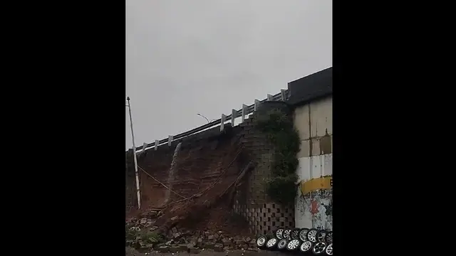 Turap di ruas Tol JORR, Bintaro, Jakarta Selatan diterjang longsor pada Sabtu (6/7/2024). Detik-detik diabadikan oleh warga dan rekaman videonya viral di media sosial.