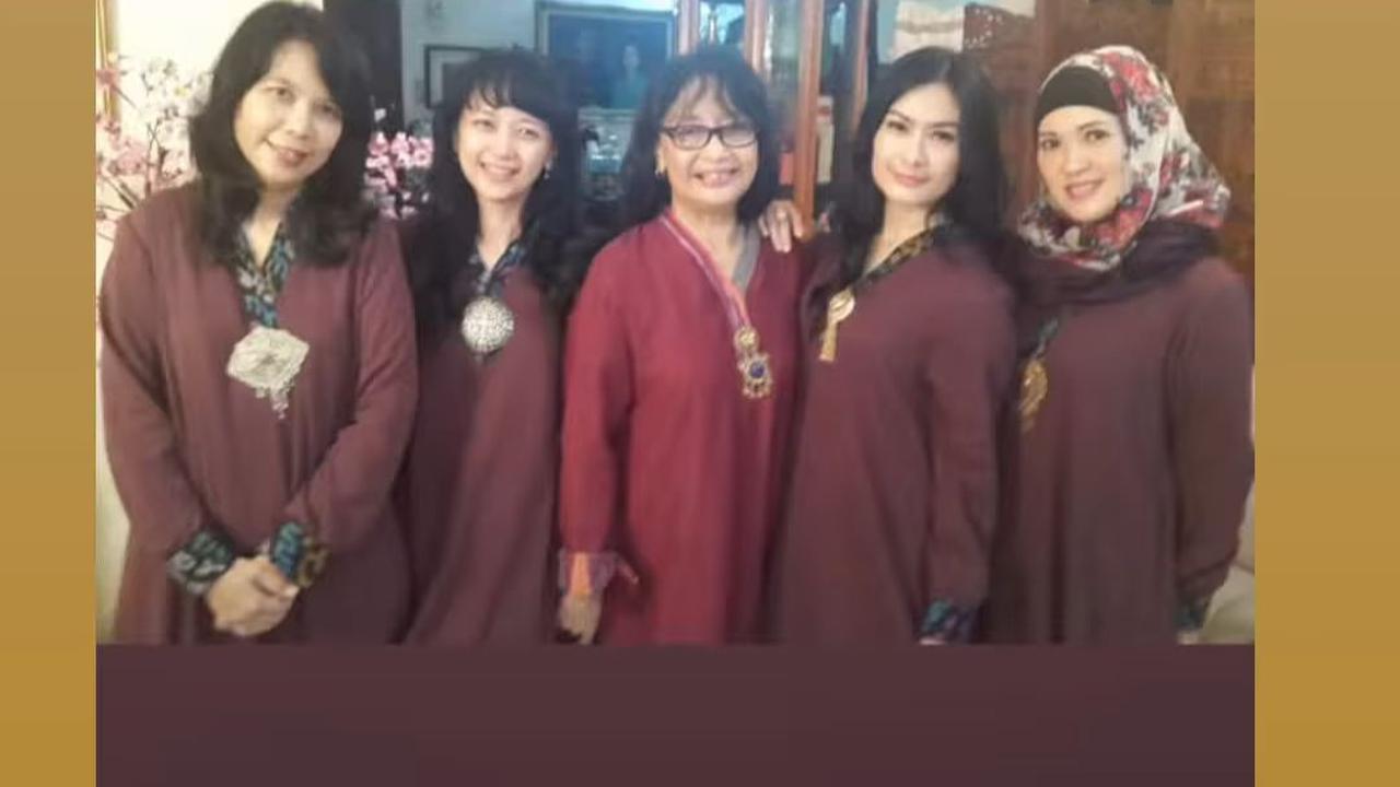 Iis Dahlia pun menyampaikan selamat jalan kepada sang ibu mertia.