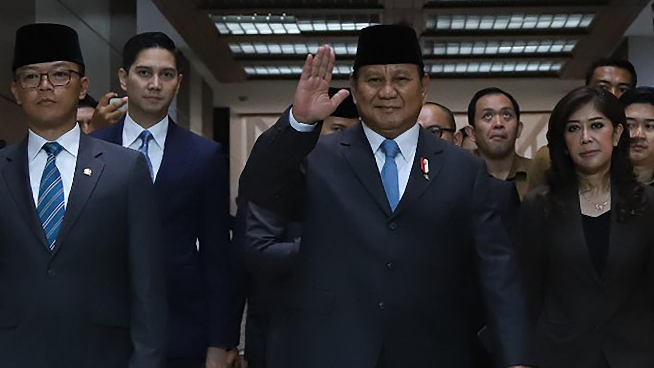 VIDEO:  Prabowo Bicara Ditelepon di Tengah Panas Rapat Hakim di DPR, Ucapannya Bikin Merinding