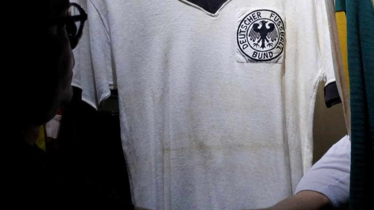 Pegawai Google berusia 41 tahun ini mulai mengumpulkan jersey pada 2000. Kini koleksinya telah mencapai 6.101 jersey, terdiri dari jersey Pele yang langka hingga jersey Timnas Brasil pada Piala Dunia 1998 yang ditandatangani Ronaldo.&nbsp;Foto: REUTERS/Am