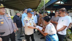 Momen Haru saat Mendagri Beri Santunan Keluarga Korban Gempa di Ende