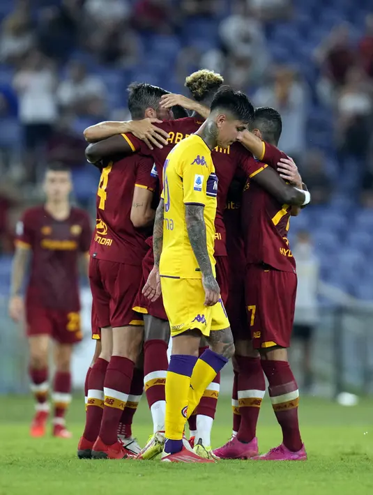 Pemain AS Roma Jordan Veretout (tengah terhalang) merayakan bersama rekan-rekannya usai mencetak gol ke gawang Fiorentina pada pertandingan Serie A di Stadion Olimpiade Roma, Italia, Minggu (22/8/2021). AS Roma menang dengan skor 3-1. (AP Photo/Gregorio Borgia)
