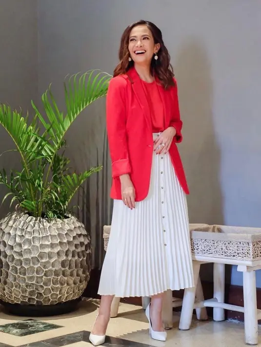 Ersa Mayori memilih rok plisket dan heels warna putih sebagai padanan untuk blouse dan blazer warna merahnya. (Instagram/ersamayori).