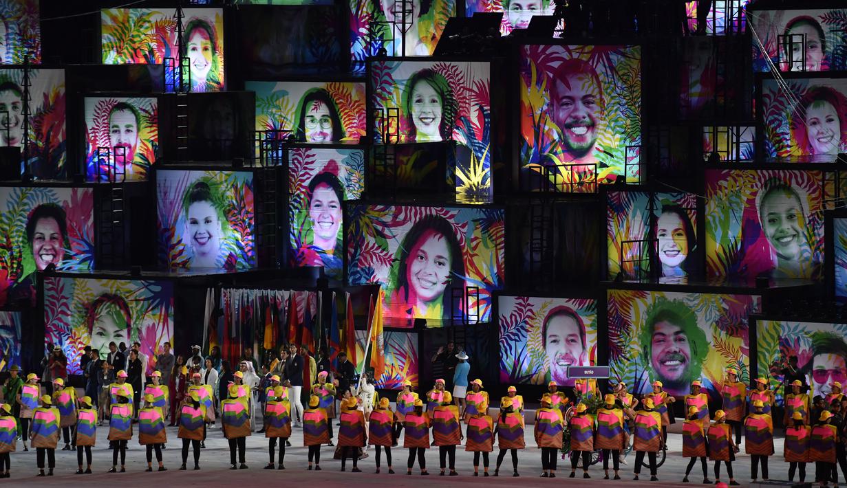 Wajah para Atlit negara peserta Olimpiade Rio 2016 terpampang saat perkenalan pada pembukaan di   Stadion Maracana, Rio de Janeiro, (5/8/2016). (AFP/Fabrice Coffrini)