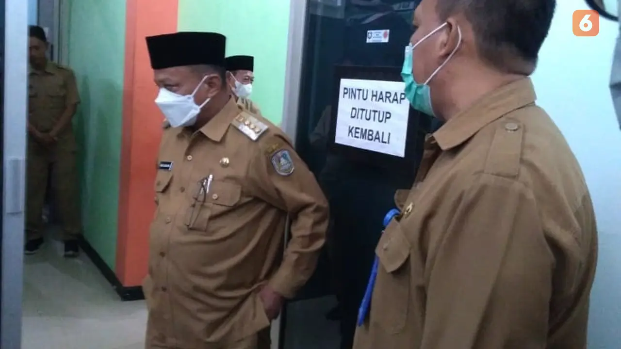 Bupati Situbondo Karna Suwandi lakukan sidak di sejumlah SKPD pada hari pertama masuk kerja pasca libur Lebaran (Hermawan Arifianto/Liputan6.com)