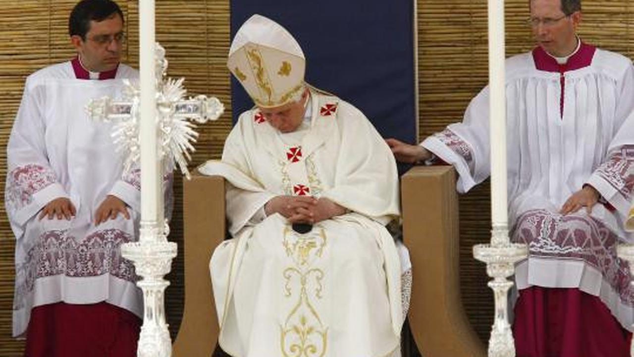 Paus Benediktus XVI mengundurkan diri