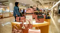 Seorang wanita melihat tas yang dijual di salah satu tenant di Lotte Mall, Jakarta, Kamis (13/4/2023). (Liputan6.com/Faizal Fanani)