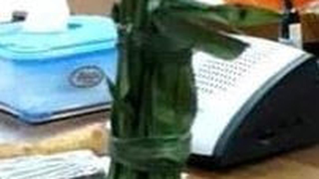 Karena sering digunakan sebagai pembungkus nasi, masyarakat setempat juga punya kuliner khas yang disebut nasi nyangku. Nama itu diambil dari daun nyangku yang membungkus nasi rames.