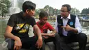 Mendikbud Anies Baswedan berbincang dengan warga dan anaknya pada Car Free Day di kawasan Thamrin, Jakarta, Minggu (17/7). Anies mengkampanyekan imbauan kepada orangtua untuk mengantarkan anak sekolah di hari pertama sekolah. (Liputan6.com/Gempur M Surya)
