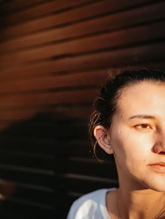 "Letters to you, Dahlia ...Kalo aku bilang ‘everything will be okay’ pasti akan terbaca klise." tulis Fandy yang mengunggah potret sebagian wajah sang istri. [Instagram/fandych]