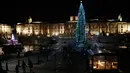 Sebuah pohon Natal raksasa berdiri tegak seusai tradisi penyalaan lampu di Trafalgar Square, London, 7 Desember 2017. Pohon Natal ini didirikan dari cemara Norwegia yang berusia 70 tahun dengan tinggi lebih dari 20 meter. (AP Photo/Matt Dunham)