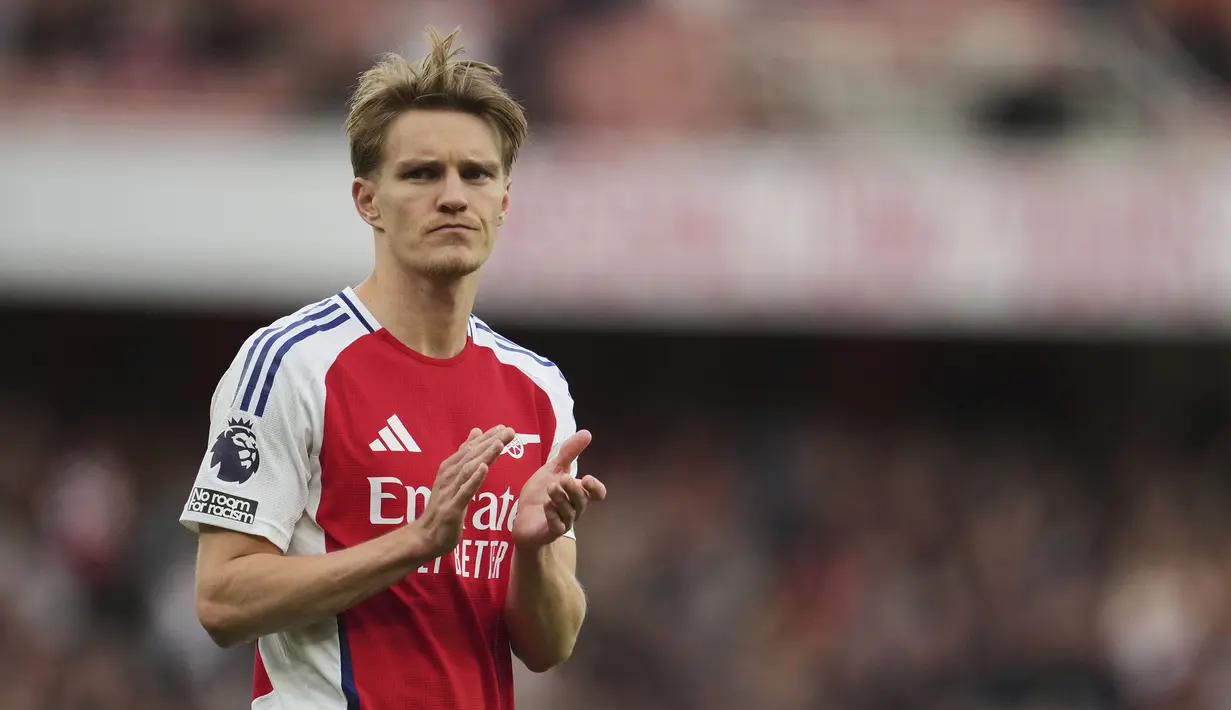 Ekspresi kecewa pemain Arsenal, Martin Odegaard setelah timnya kalah dari Bournemouth dalam laga lanjutan Liga Inggris 2024/2025 di Emirates Stadium, London, Inggris, Sabtu (03/05/2025) waktu setempat. (AP Photo/Kin Cheung)