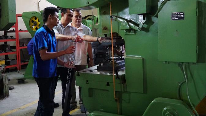 Ketua Pengurus Yayasan Dharma Bhakti Astra (YDBA) Henry C.Widjaja berbincang dengan pelaku industri komponen saat meninjau industri kecil dan menengah (IKM) logam di Desa Bengle, Kabupaten Tegal, Jawa Tengah, Rabu (10/10). (Liputan6.com/HO/Eko)