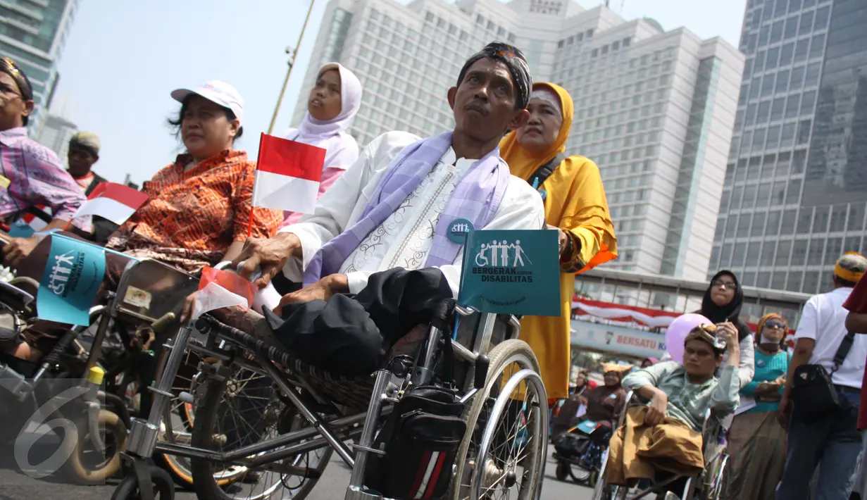 Salah seorang penyandang disabilitas saat mengikuti Karnaval Budaya Disabilitas di kawasan Bundaran HI, Jakarta, Selasa (18/08/2015). Karnaval bertujuan mendorong pembahasan dan pengesahan RUU penyandang disabilitas. (Liputan6.com/Gempur M Surya)  