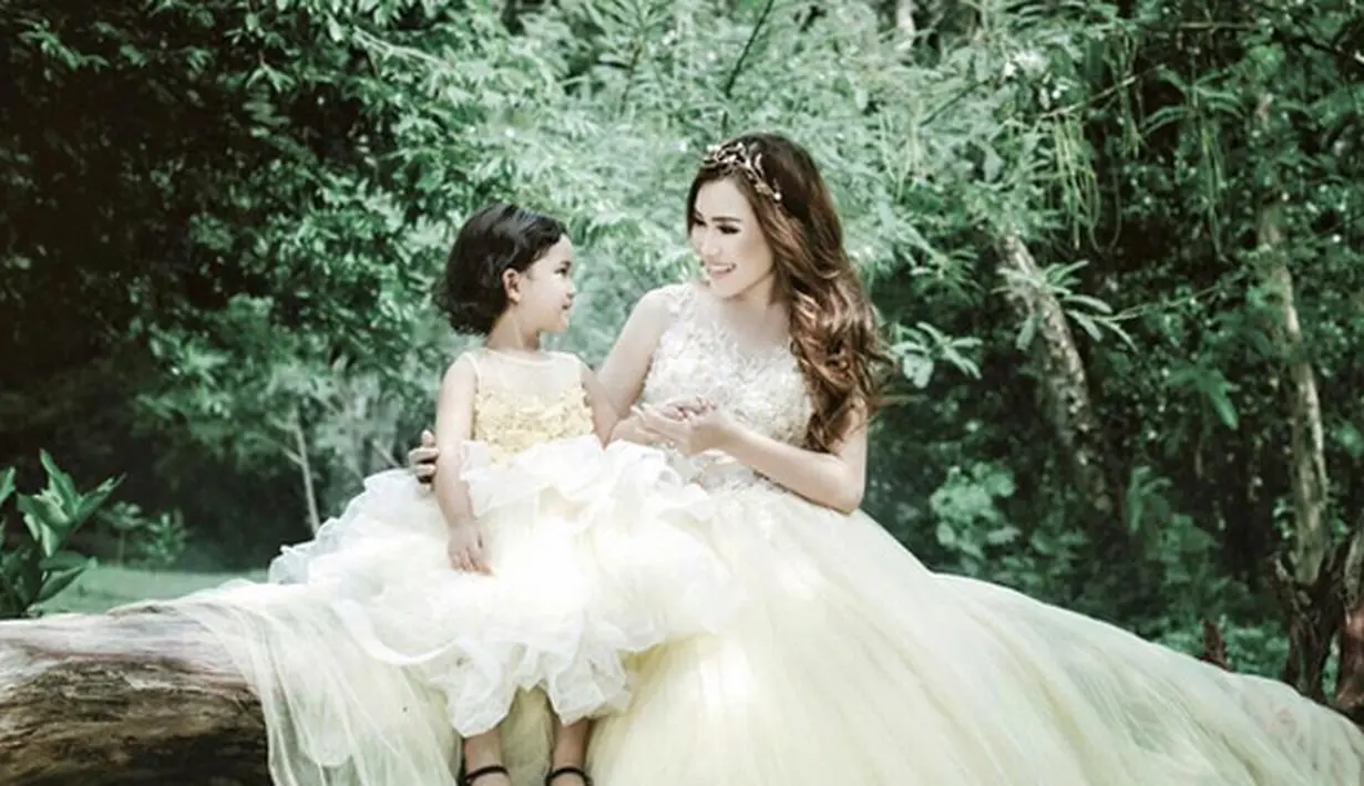 Putri Ayu Ting Ting, Bilqis Khumaira Razak berhasil meraih penghargaan sebagai Kids Seleb Kesayangan dalam ajang Mom & Kids Awards 2016. Ucapan selamat membanjiri akun Instagram Ayu Ting Ting. (Instagram/ayutingting92)