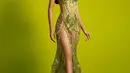Yasinta Aurellia kenakan evening gown hijau neon dengan detail korset dan rok slit [@yasintaaurel]