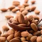 Kacang almond kaya akan Omega-3 yang bisa melawan efek penuaan.