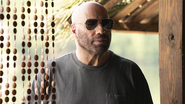 John Travolta sebagai Mason Goddard dalam film Cash Out. (Foto: Dok. Saban Films)