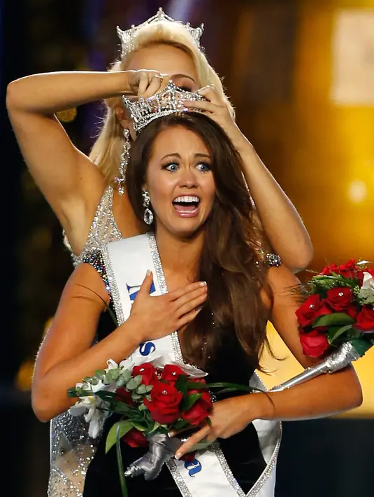 Miss North Dakota 2017, Cara Mund saat dipasangkan mahkota sebagai Miss America 2018 dalam ajang kecantikan yang digelar di Boardwalk Hall Arena di Atlantic City, New Jersey (10/9). (AP Photo/ Noah K. Murray)