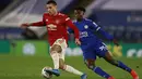 Gelandang MU, Mason Greenwood membawa bola dari kejaran pemain Leicester City, Wilfred Ndidi  pada perempat final Piala FA di Stadion King Power, Inggris (22/3/2021). Dengan hasil ini, Leicester untuk pertama kalinya dalam 39 tahun terakhir lolos ke semi-final FA Cup. (AP Photo/Ian Walton, Pool)