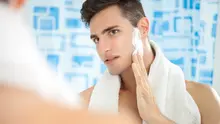 Ilustrasi pria yang sedang mengaplikasikan shaving cream untuk merapihkan rambut di wajahnya. (depositphotos/©luckybusiness)