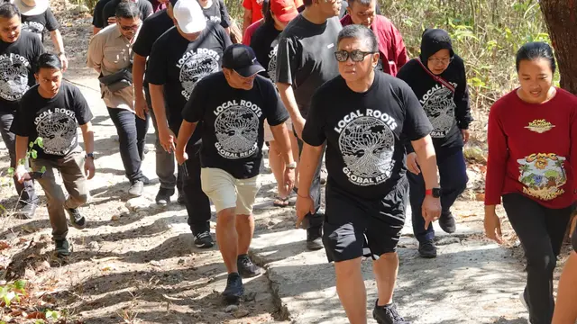 Sekretaris Jenderal DPP PDI Perjuangan Hasto Kristiyanto, Andreas Eddy Susetyo, Tri Rismaharini, bersama stakeholders Clungup Mangrove Conservation (CMC), Malang Selatan, Sabtu (17/10/2026).