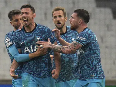 Bek Tottenham Hotspur, Clement Lenglet (kedua kiri) berselebrasi usai mencetak gol ke gawang Marseille pada pertandingan lanjutan Grup D Liga Champions di Stade Velodrome di Marseille, Prancis, Rabu (2/11/2022). Tottenham menang atas Marseille dengan skor 2-1. (AP Photo/Daniel Cole)
