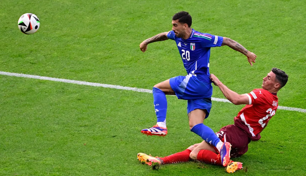 Swiss berhasil mengalahkan juara bertahan Italia dengan skor meyakinkan 2-0. (JOHN MACDOUGALL/AFP)