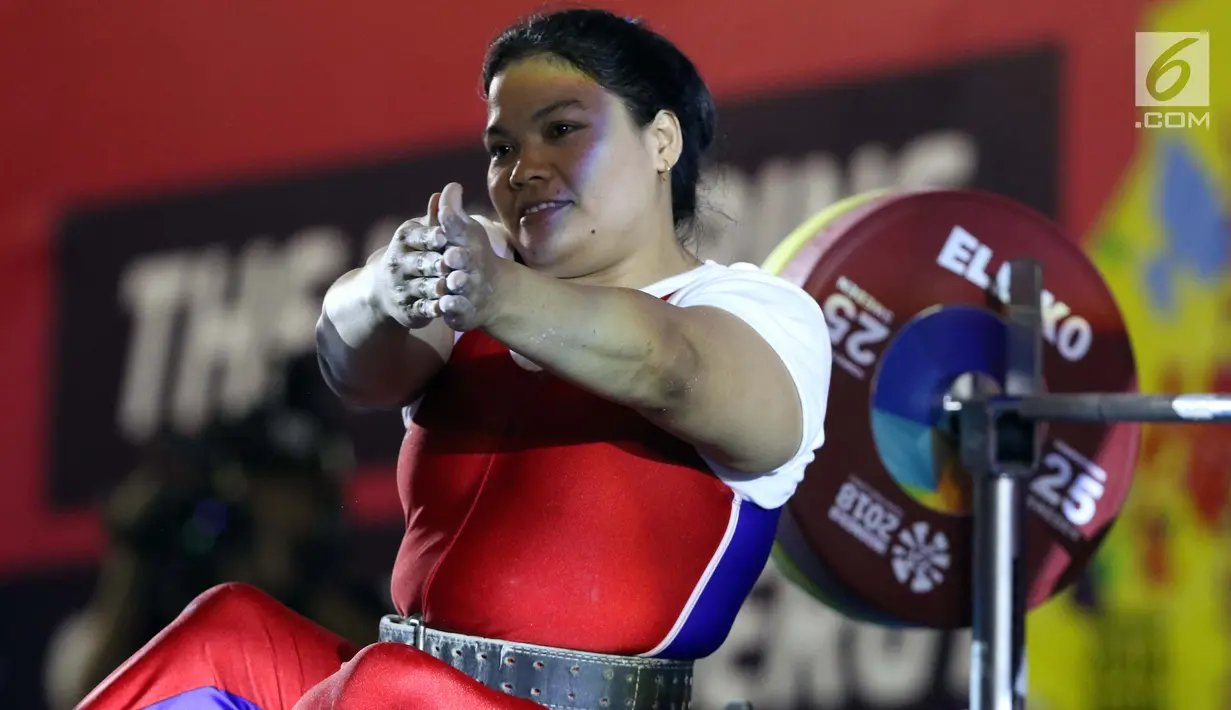 Atlet Para Powerlifting Indonesia, Nurtani Purba bersiap melakukan angkatan beban di kelas Womens Up 73kg Asian Para Games 2018 di Jakarta, Rabu (10/10). Nurtani Purba meraih perak dengan total angkatan 1115 kg. (Liputan6.com/Helmi Fithriansyah)