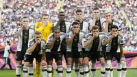 Pemain Timnas Jerman berpose untuk foto tim dengan menutupi mulut mereka dalam pertandingan Grup E Piala Dunia 2022 melawan Jepang, di Stadion Internasional Khalifa di Doha, Qatar, Rabu (23/11/2022). (AP Photo/Ebrahim Noroozi)