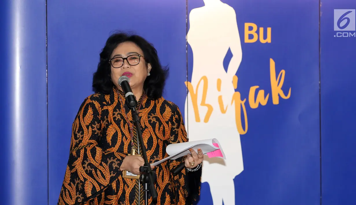 Kepala Departemen Literasi dan Inklusi Keuangan OJK Sondang Martha Samosir memberikan paparan pada peluncuran program Literasi Keuangan #IbuBerbagiBijak 2019 di Jakarta, Selasa (23/7/2019). Program yang menggandeng UMKM bertujuan membekali para pelaku usaha perempuan. (Liputan6.com/Fery Pradolo)