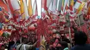 Pedagang melayani pembeli bendera Merah Putih dan pernak-pernik Hari Kemerdekaan memenuhi Pasar Jatinegara, Jakarta, Kamis (1/8/2019). Menjelang perayaan 17 Agustus, pedagang musiman pernak-pernak Hari Kemerdekaan mulai bermunculan di pasar dan pinggir jalan Ibu Kota. (merdeka.com/Iqbal S Nugroho)
