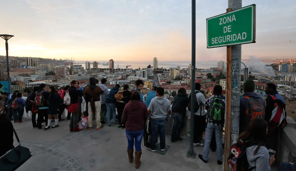 Sejumlah warga berada di area keamanan menyusul adanya peringatan tsunami di Valparaiso, Chile, Senin (24/4). Pemerintah Chile menghimbau warga menyelamatkan diri ke tempat lebih tinggi dan menjauhi pantai. (AFP/FOTO/Aton Chile/Raul Zamora)