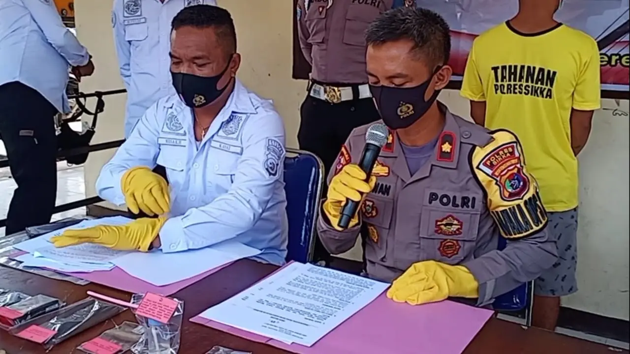 Keterangan Pers,Seorang anak buah kapal (ABK) pengangkut beras dari makassar, ditangkap aparat Sat Res Narkoba, Polres Sikka, NTT. (Liputan6.com/Dionisius Wilibardus)