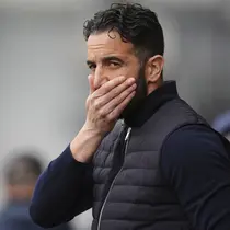 Pelatih Manchester United, Ruben Amorim menyeka wajahnya dalam laga lanjutan Liga Inggris 2024/2025 melawan Brentford di Gtech Community Stadium, London, Inggris, Minggu (04/05/2025) waktu setempat. (AP Photo/PA/John Walton)