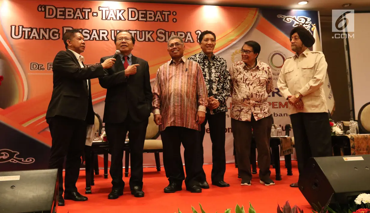 Mantan Menko Kemaritiman Rizal Ramli (kedua kiri) menjawab pertanyaan pembawa acara saat diskusi serial untuk edukasi pemilih dengan tema "Debat-Tak Debat: Utang Besar Buat Siapa? di JCC , Jakarta, Selasa (3/7). (Liputan6.com/Angga Yuniar)