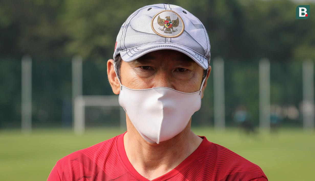 Pelatih kepala Timnas Indonesia, Shin Tae-young saat sesi wawancara setelah latihan persiapan kualifikasi Piala AFC 2023 yang berlangsung di Lapangan G, Senayan, Sabtu (02/10/2021). Indonesia dijadwalkan akan menghadapi Taiwan pada 7 dan 11 Oktober 2021 di Thailand. (Bola.com/Bagaskara Lazuardi)