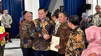 Menteri AHY Serahkan 136 Sertifikat Tanah Elektronik, Ada Gedung Sate hingga Lapangan Gasibu