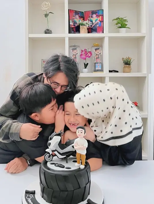 Dalam keterangan foto, Ririe Fairus mengucapkan selamat ulang tahun untuk putranya.