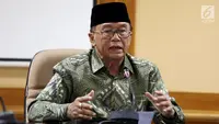 Anggota Dewan Pertimbangan Presiden, Sidarto Danusubroto saat menghadiri forum pengajian sejuk dengan tema "Islam Cinta dari Murcia" di kampus UIN Jakarta, Selasa (5/12). (Liputan6.com/JohanTallo)
